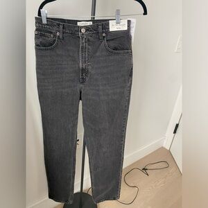 *new* with tags Abercrombie Ultra High Rise 90s Straight Jean W28